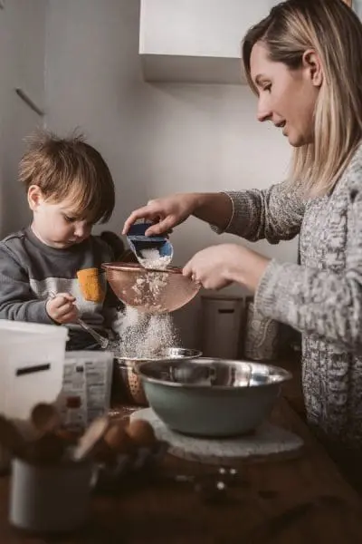 Playte - taryn elliott - ילד קטן ואמא עובדים במטבח מקרוב