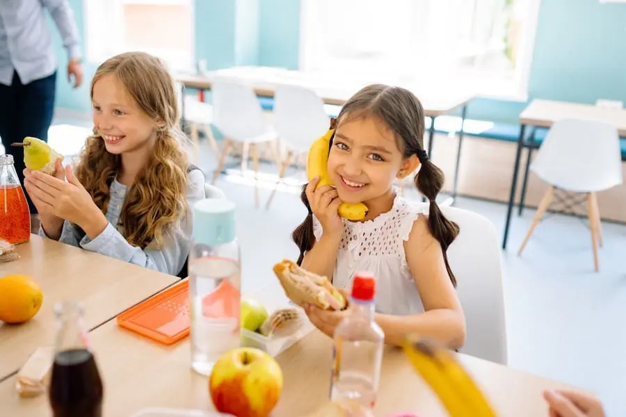 Playte - yan krukau - ילדה עם אוכל כיפי בבית הספר