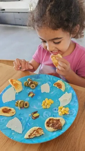לידר אוכלת עם Playte